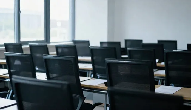 南宁网页制作两种做法对比及实际取舍分析