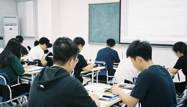 石家庄网站设计:外包服务与自建团队的优劣比较