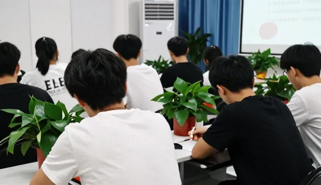 常德网站建设:自建与外包的取舍分析